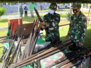 Pemusnahan Rakitan Senjata yang diserahkan Warga Perbatasan RI-Timor Leste Kepada TNI