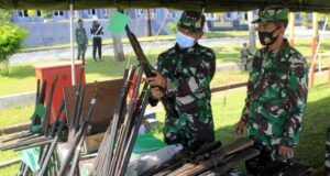 Pemusnahan Rakitan Senjata yang diserahkan Warga Perbatasan RI-Timor Leste Kepada TNI