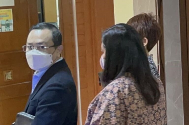Kuasa Hukum Istri Irjen Ferdy Sambo datangi Dewan Pers