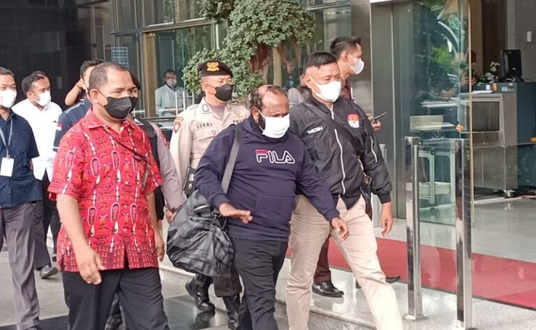 Buronan Korupsi Ricky Ham Pagawak Tiba di Gedung KPK