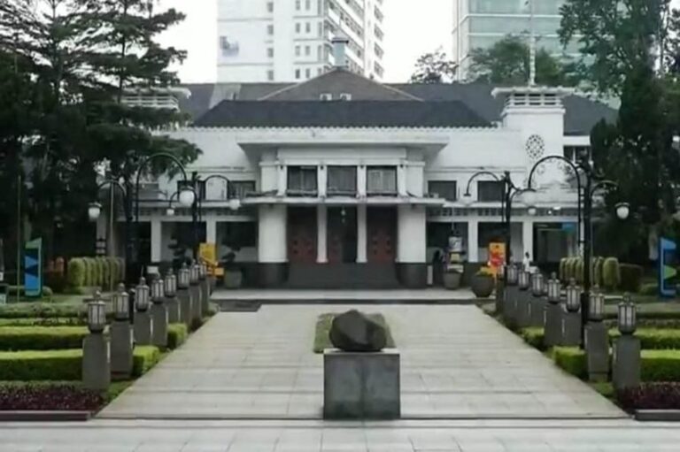 KPK Geledah 3 Lokasi Berkaitan Kasus Suap Wali Kota Bandung, Dokumen Disita