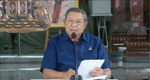 Soal Cawe-Cawe, SBY Ingatkan Jokowi Lewat Sebuah Buku Fisik