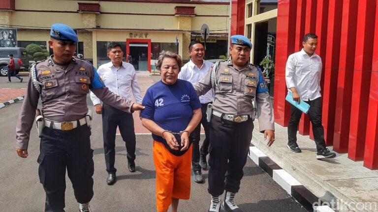 Polisi Tangkap Pemilik Salon Praktik Suntik Payudara Ilegal di Bandung