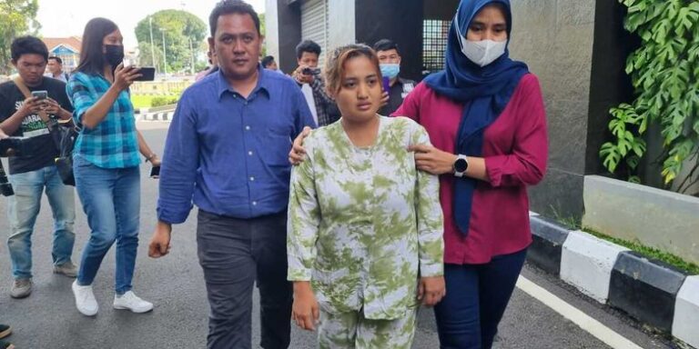 Selebgram Lina Mukherjee Ditahan Terkait Kasus Konten Makan Babi