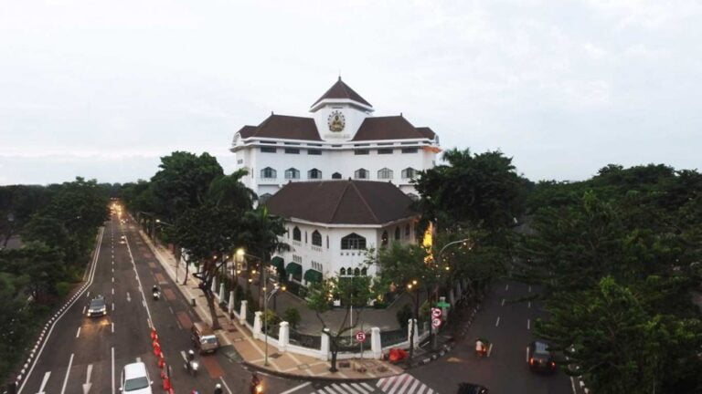 Ditreskrimsus Polda Jatim Geledah Gedung Graha Wismilak Dugaan Kasus Korupsi