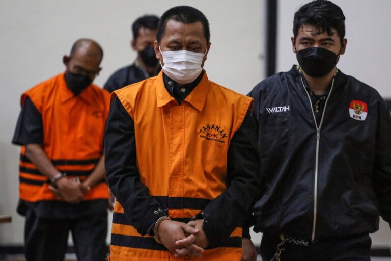 KPK Tahan 2 Tersangka Kasus Korupsi Penyaluran Bansos Beras di Kemensos