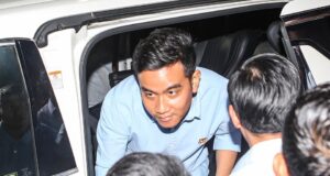 Cawapres Gibran Rakabuming Kena Tegur KU Karena Bersorak Saat Debat Perdana