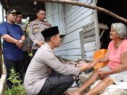 *Wujud Kepedulian, Kapolres Tapteng Kunjungi Warga Lansia yang Sakit*