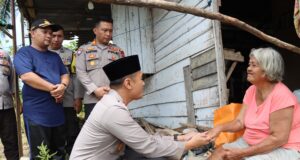 *Wujud Kepedulian, Kapolres Tapteng Kunjungi Warga Lansia yang Sakit*