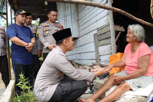 *Wujud Kepedulian, Kapolres Tapteng Kunjungi Warga Lansia yang Sakit*
