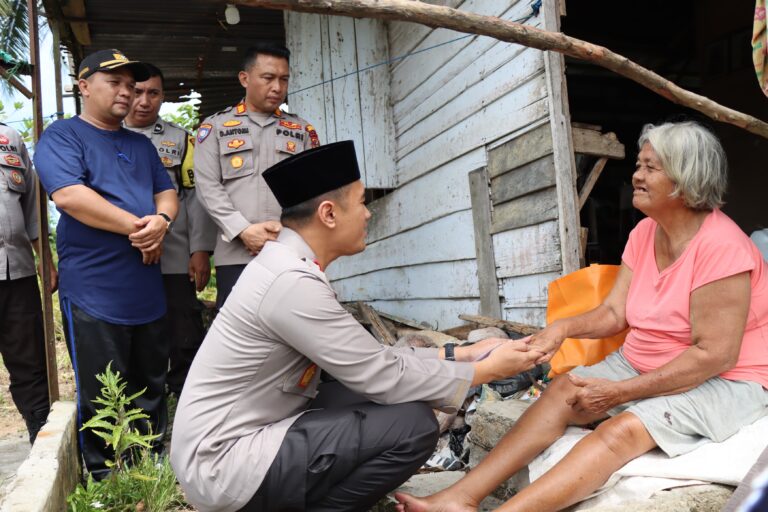 *Wujud Kepedulian, Kapolres Tapteng Kunjungi Warga Lansia yang Sakit*