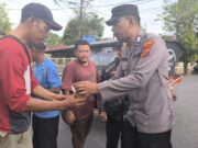 *Menunggu Berbuka Puasa, Personil Bag SDM Dan Sie Propam Polres Sibolga Bagikan Takjil Kepada Warga*