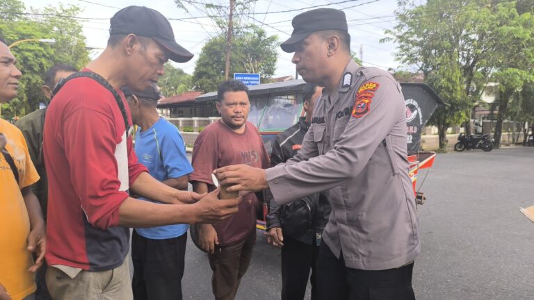 *Menunggu Berbuka Puasa, Personil Bag SDM Dan Sie Propam Polres Sibolga Bagikan Takjil Kepada Warga*