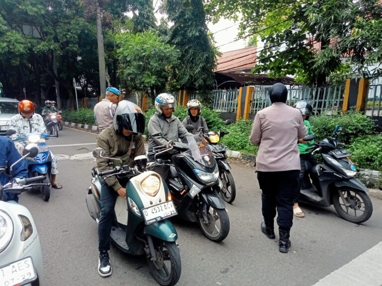 Polwiltabes Bandung Berikan Ta’jil di Bulan Ramadhan yang Penuh Kebahagiaan
