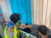 *Polwan Evakuasi Lansia Yang Terjatuh di Rest Area 130A Tol Cipali*