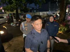 Sat Narkoba Polrestabes Bandung gerebek sebuah kios penjual obat keras terlarang.