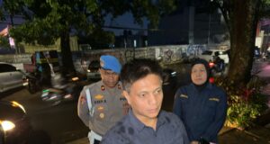 Sat Narkoba Polrestabes Bandung gerebek sebuah kios penjual obat keras terlarang.