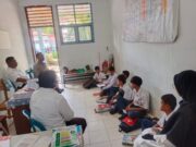 *Berikan Bimbingan Kepada Pelajar Yang Bolos, Bhabinkamtibmas Pesan Agar Tidak Mengulanginya*