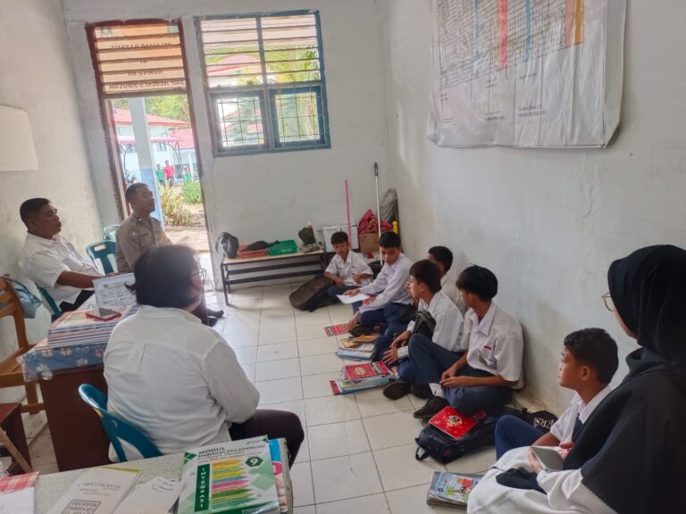 *Berikan Bimbingan Kepada Pelajar Yang Bolos, Bhabinkamtibmas Pesan Agar Tidak Mengulanginya*
