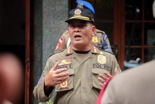 Satpol PP Tertibkan Sejumlah PKL di Kawasan GOR Saparua