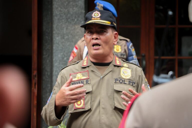 Satpol PP Tertibkan Sejumlah PKL di Kawasan GOR Saparua