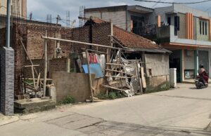 Tangis Yatim Piatu di Majalaya: Rumah Dibongkar, Pembeli Hilang Tanpa Jejak