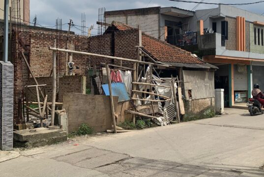 Tangis Yatim Piatu di Majalaya: Rumah Dibongkar, Pembeli Hilang Tanpa Jejak