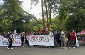 Bersama Rakyat Bali, Mahasiswa Tegaskan Sikap: Negara Harus Kembali ke Arah Keadilan Mahasiswa dan elemen masyarakat menyampaikan aspirasi dalam aksi bersama rakyat Bali. (Foto: Dokumentasi Istimewa)