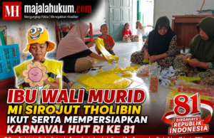 Ibu Wali Murid MI Sirojut Tholibin Antusias Persiapkan Karnaval HUT RI ke-81