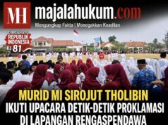 Murid MI Sirojut Tholibin Ikuti Upacara Detik-Detik Proklamasi HUT RI ke-81 di Lapangan Rengaspendawa