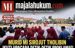 Murid MI Sirojut Tholibin Ikuti Upacara Detik-Detik Proklamasi HUT RI ke-81 di Lapangan Rengaspendawa