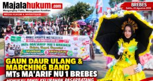 Gaun Daur Ulang dan Marching Band MTs Ma’arif NU 1 Brebes Memukau Pawai Kelurahan Pasarbatang