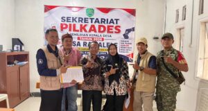 Yayat Ruhiyat Resmi Daftar Bacalon Kades Rawa Lele, Diantar Istri dan Simpatisan Berjalan Kaki