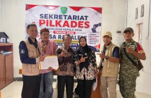 Yayat Ruhiyat Resmi Daftar Bacalon Kades Rawa Lele, Diantar Istri dan Simpatisan Berjalan Kaki