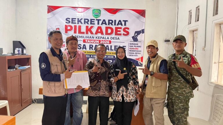 Yayat Ruhiyat Resmi Daftar Bacalon Kades Rawa Lele, Diantar Istri dan Simpatisan Berjalan Kaki